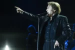 El cantante Raphael durante su actuación en el Palau Sant Jordi de Barcelona.