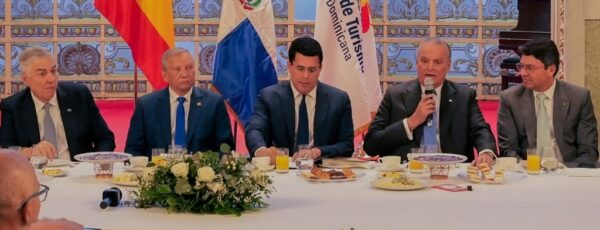 David Collado, ministro de Turismo, junto a representantes de bancos al momento de  ofrecer resultados del trabajo realizado en Fitur.   fuente externa
