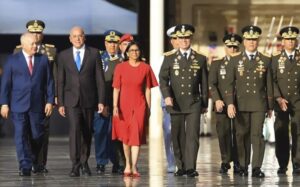 Delcy Rodríguez recibe apoyo total de las Fuerzas Armadas.