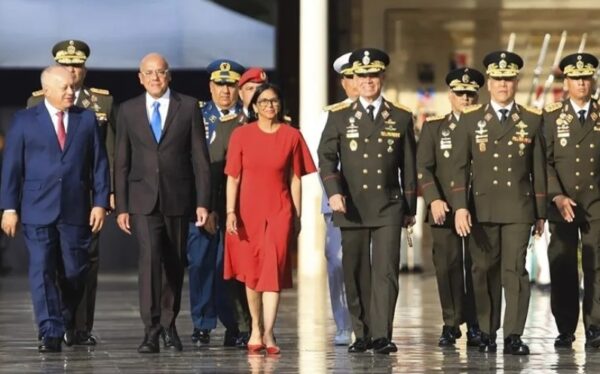 Delcy Rodríguez recibe apoyo total de las Fuerzas Armadas.