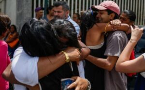 Familiares de los presos esperan otras liberaciones.