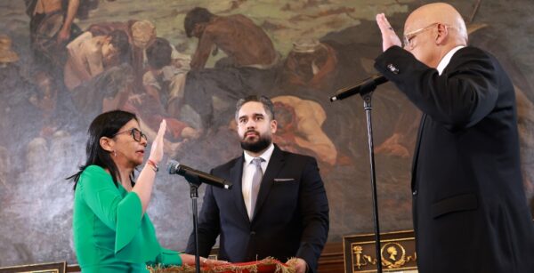 Delcy Rodríguez al momento de ser juramentada como presidente encargada de Venezuela por la Asamblea Nacional.  EFE