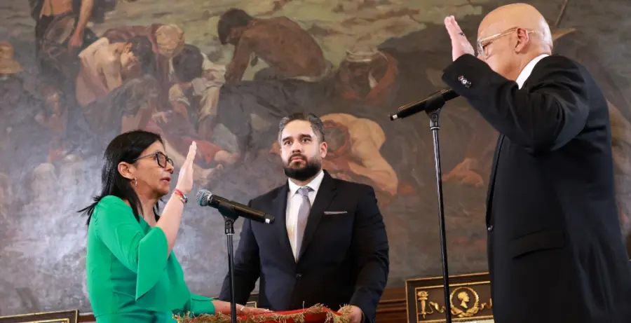 Delcy Rodríguez al momento de ser juramentada como presidente encargada de Venezuela por la Asamblea Nacional.  EFE