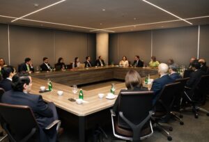 Representantes de los bancos comerciales y del  BID.