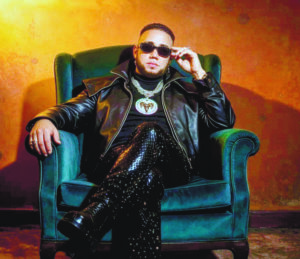 Elvis Martínez  presenta un nuevo tema de bachata.