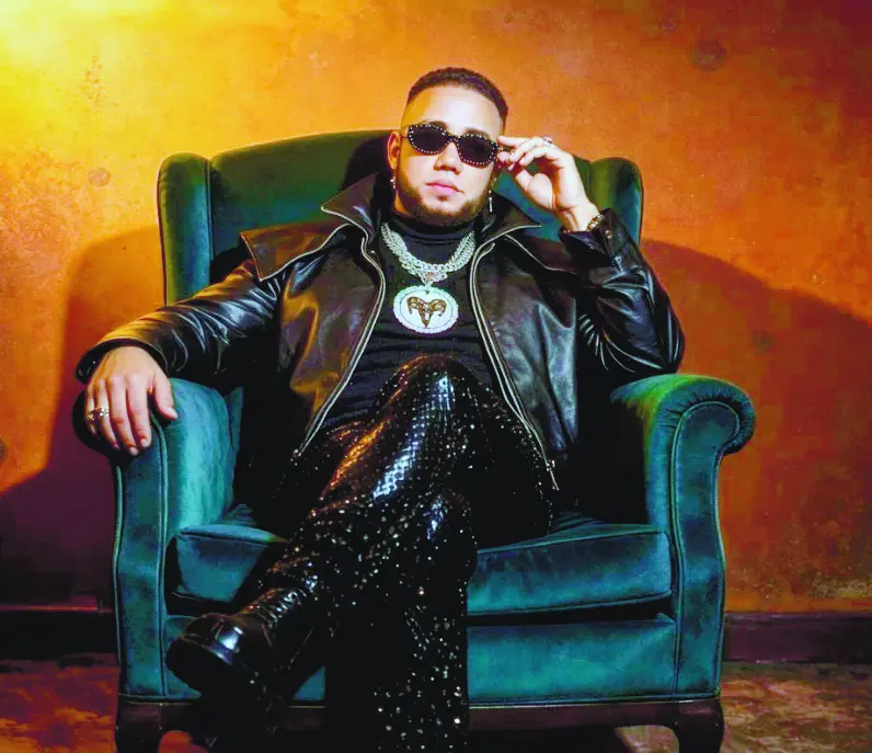 Elvis Martínez  presenta un nuevo tema de bachata.