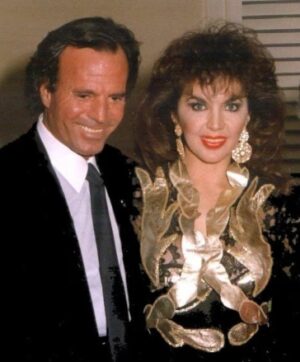Julio Iglesias y la vedette Olga Breeskin.