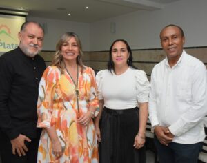 Mileyka Brugal junto a los invitados del encuentro de confraternidad.