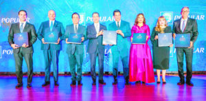 Reciben el  libro institucional Robinson Bou, Luis E. Espínola, Tony Raful, Christopher Paniagua, David Collado, Anabel Bueno, Antonia Antón de Hernández y José Mármol, durante la gala.