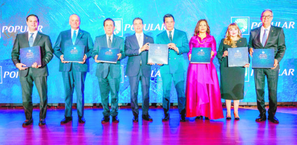 Reciben el  libro institucional Robinson Bou, Luis E. Espínola, Tony Raful, Christopher Paniagua, David Collado, Anabel Bueno, Antonia Antón de Hernández y José Mármol, durante la gala.