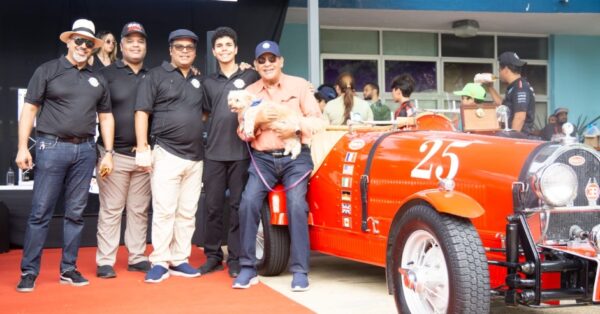 Miguel Franjul junto al equipo de Franjul Motor Collection.