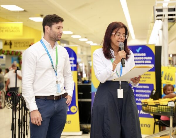 Pedro Tejada, VP de Operaciones, y Carmen Julia Ángeles, directora de Mercadeo.