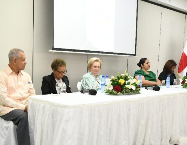 La directora general del CIF, Argentina Henríquez, encabezó la graduación.