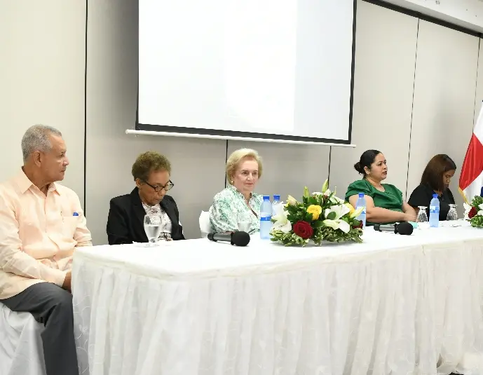 La directora general del CIF, Argentina Henríquez, encabezó la graduación.