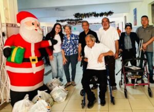 Voluntario junto a los adultos mayores.