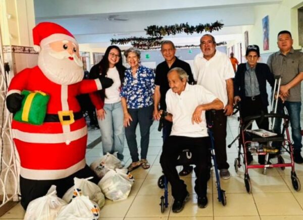 Voluntario junto a los adultos mayores.