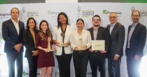 Los ganadores del premio junto a ejecutivos Progreso.