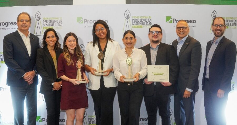 Los ganadores del premio junto a ejecutivos Progreso.