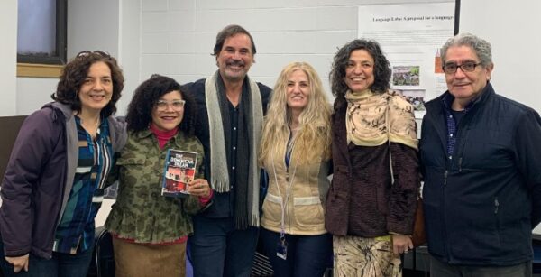 El escritor dominicano Miguel Yarull comparte con autoridades universitarias.