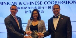 Francia Santana  recibe el reconocimiento de Julio José Beato y Carlos Mendienta.