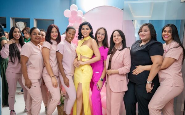 La cirujana plástica Tania Medina junto a su equipo de trabajo.