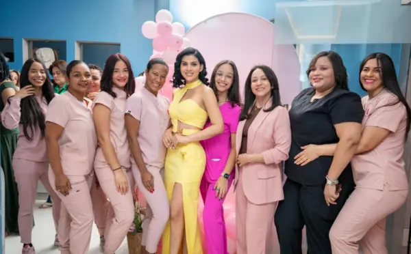 La cirujana plástica Tania Medina junto a su equipo de trabajo.