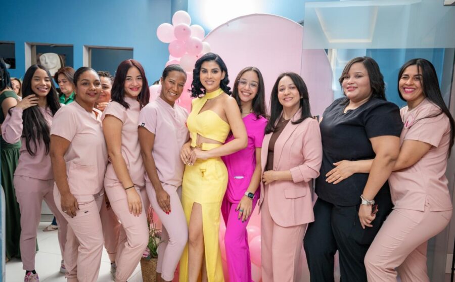 La cirujana plástica Tania Medina junto a su equipo de trabajo.