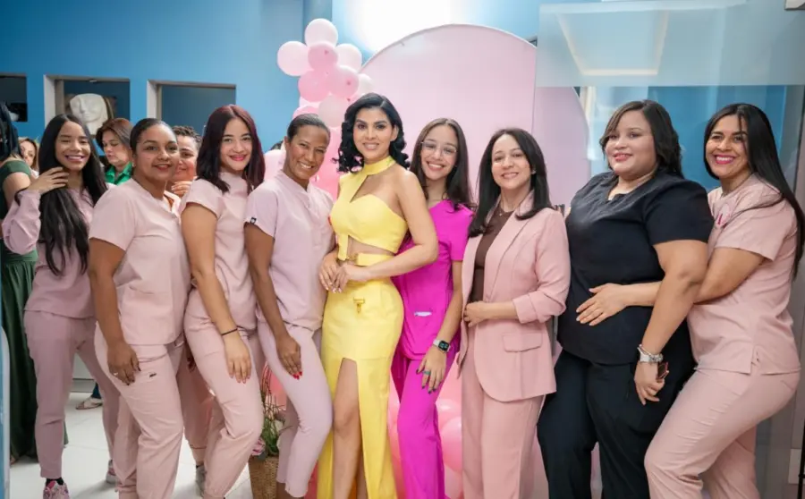 La cirujana plástica Tania Medina junto a su equipo de trabajo.
