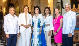 Franklin León, Chabela León, María Amalia León, Clarissa Brugal León, Silvia Corrie León y Alfonso Aguayo León.