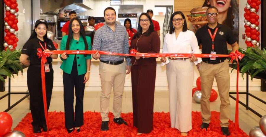 Ejecutivos de Pollos Victorina realizan el corte de la cinta inaugural.