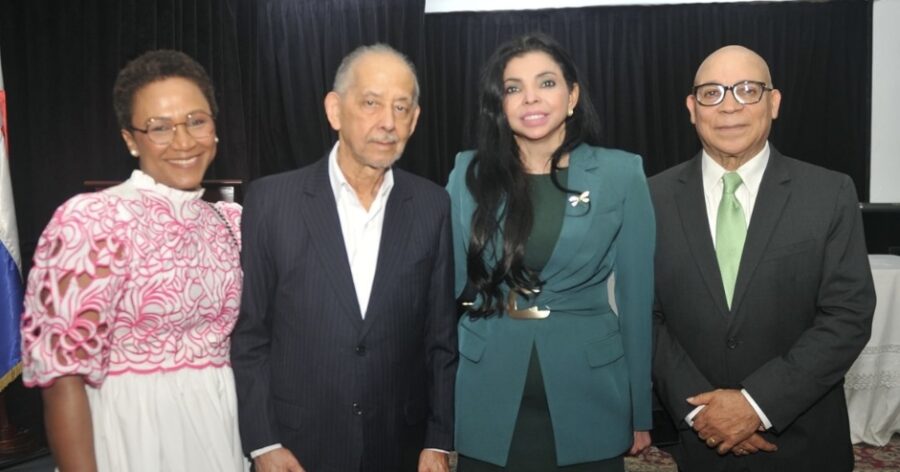 Edith Febles, Huchi Lora, Yeni Berenice Reinoso y Marino Zapete.