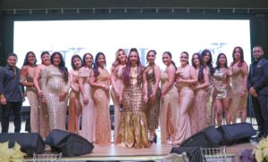 Elida Hernández, CEO de las empresas, junto a  colaboradores.