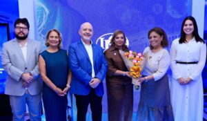 Huberto Bogaert González,  Luisa González de Bogaert, Víctor Pou,  Luz Almánzar,     Emma Guzmán y  Luisa Bogaert.