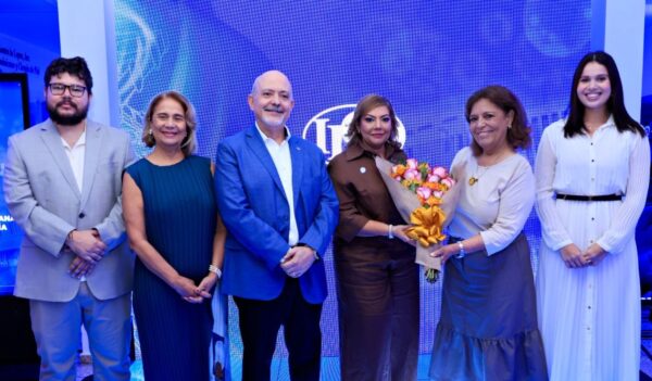 Huberto Bogaert González,  Luisa González de Bogaert, Víctor Pou,  Luz Almánzar,     Emma Guzmán y  Luisa Bogaert.