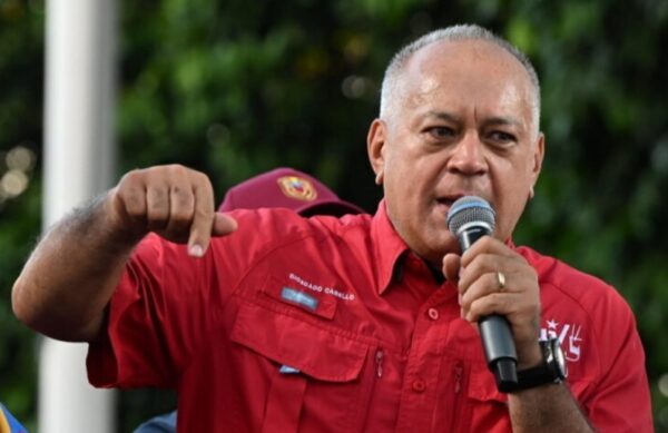 Diosdado Cabello  dijo  que el pueblo  se mantiene trabajando.