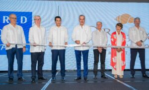 Ejecutivos durante el corte de cinta inaugural.