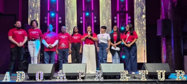 Su presidenta Sarah Hernández acompañada de parte de su junta directiva.