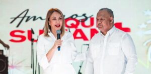 Milagros Germán  junto a Ruddy De los Santos, fundador de Amigos que Suman.