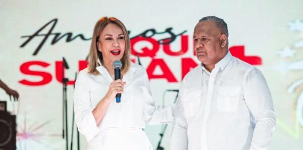 Milagros Germán  junto a Ruddy De los Santos, fundador de Amigos que Suman.