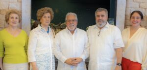 Ana de Cuadra, María Isabel Cuadra de González, Carlos Salazar, Padre Pablo Mella y Silvia Rosales.
