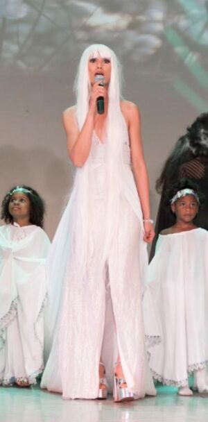 Una de las modelos durante el desfile.