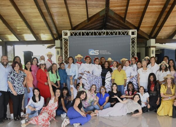 Miembros  de la  Asociación Dominicana de Cronistas Sociales en el encuentro en Santiago.