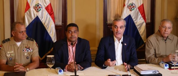 Presidente Luis Abinader  resalta  trabajos  para   Juegos. Le acompañan el teniente general Carlos Fernández Onofre, ministro de Defensa;  José P.  Monegro, presidente Comité Organizador, y  Andrés Bautista, ministro administrativo de la  Presidencia.