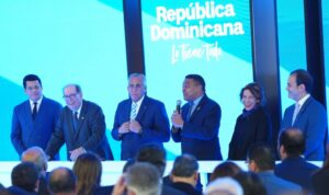 José P.  Monegro expone sobre los Juegos  Centroamericanos y del Caribe Santo Domingo 2026 en Fitur. Le acompañan, desde la izquierda, David Collado, Felipe Vicini, Luis Mejía Oviedo y  Mercedes Canalda.