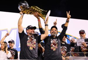 José Miguel Bonetti Du-Breil y Eduardo Najri levantan orgullosos la corona 18 lograda por  el Escogido .   fuente externa