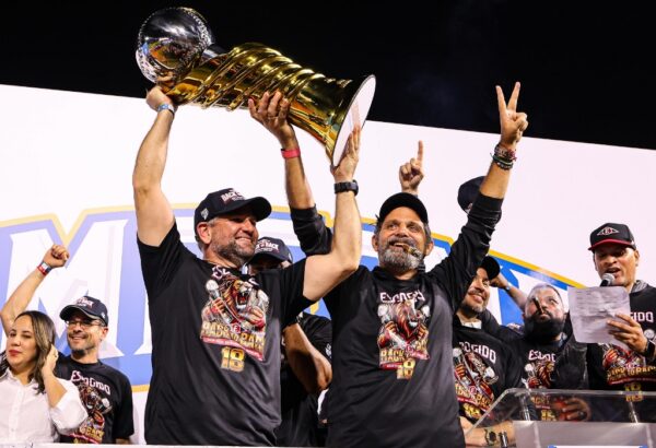 José Miguel Bonetti Du-Breil y Eduardo Najri levantan orgullosos la corona 18 lograda por  el Escogido .   fuente externa