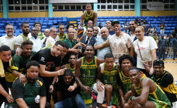 Jugadores, directivos y organizadores del torneo celebran la victoria del club San Carlos.