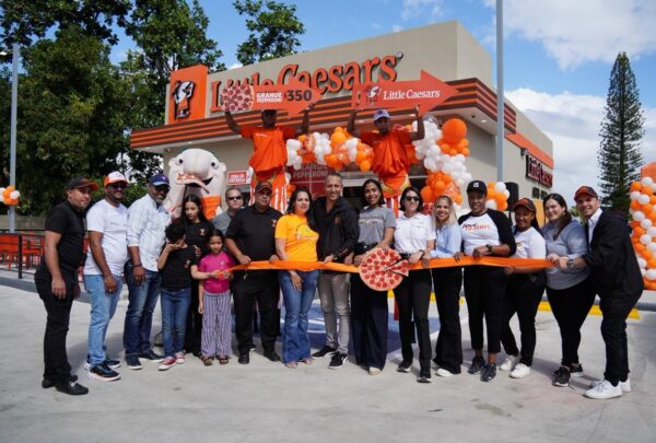 Ejecutivos de la franquicia durante el corte de cinta de la nueva sucursal en Puerto Plata.