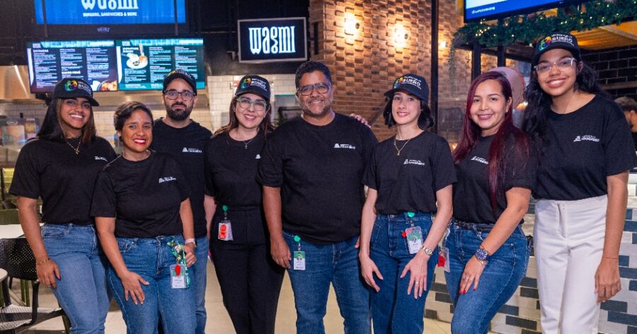 Voluntarios de la empresa se movilizaron en una dinámica de servicio directo.