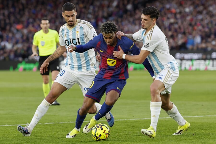 Lamine Yamal  ante  defensa de  Javier López  y David Carmo.